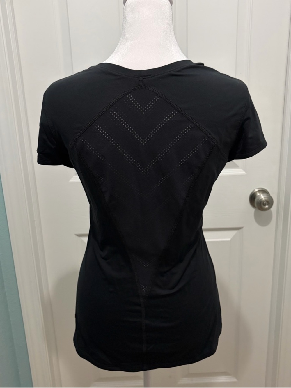 Under Armour Black Fitted Short Sleeve Athletic Top - Women’s Small